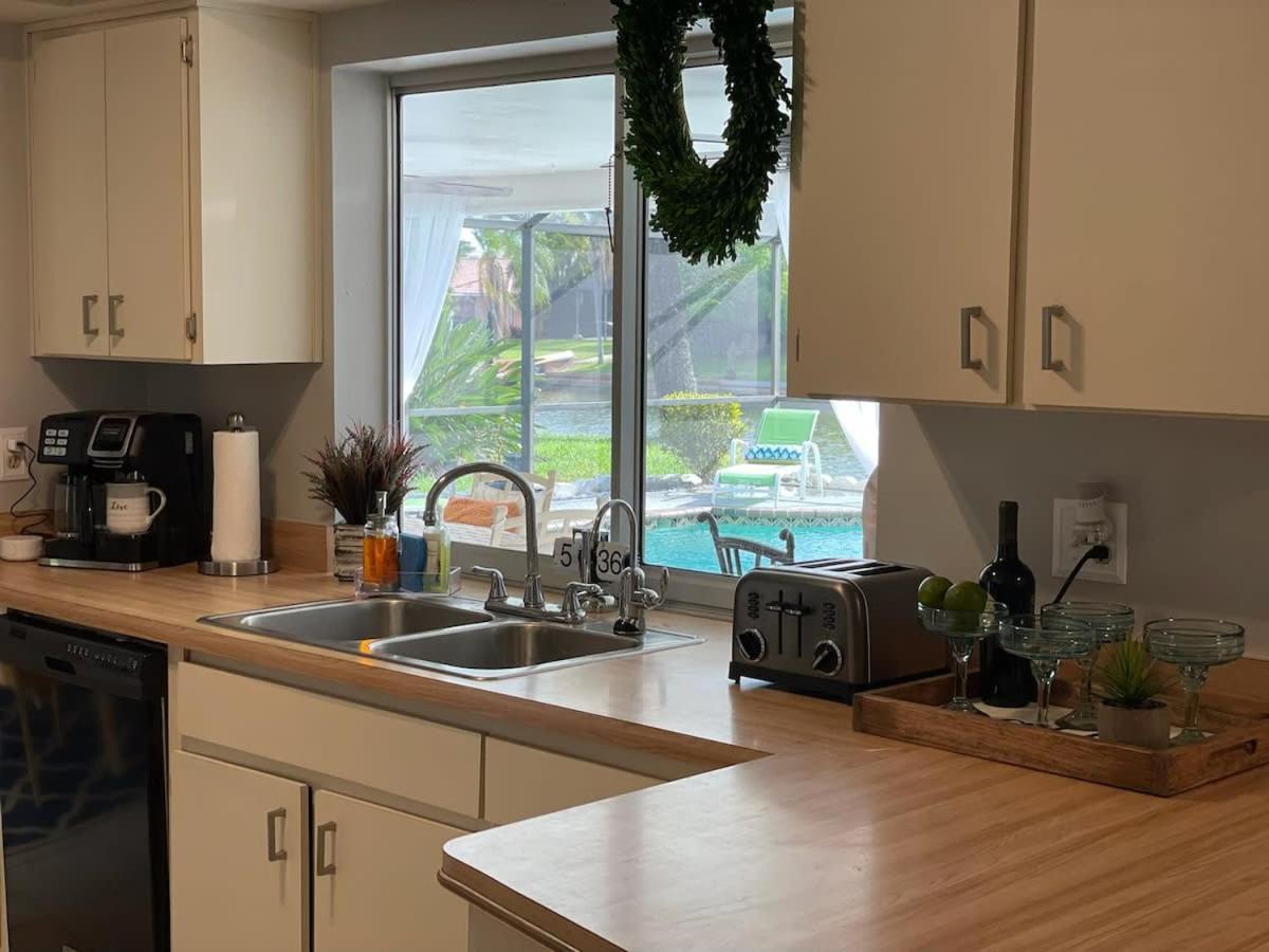 Hidden Secret Waterfront Retreat * Cape Coral